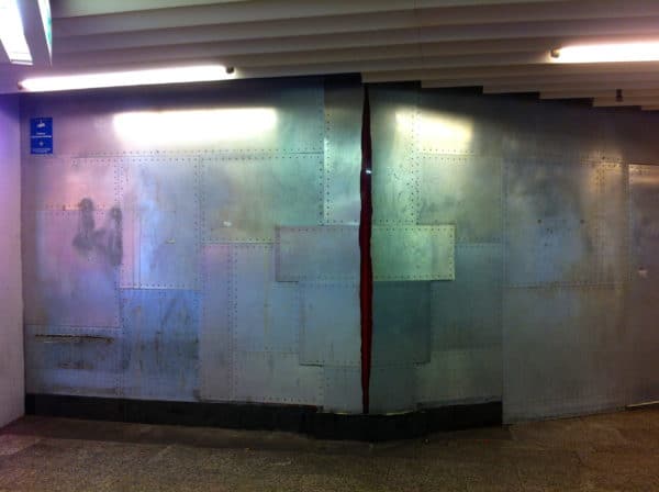 Kunstspaziergang Stuttgart: Mauerriß von Ulrike Böhme-Reuter in der Klettpassage. Foto © Welz