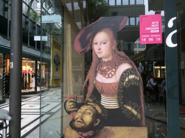 Conmedia: Lucas Cranachs "Judith mit dem Haupt des Holofernes" in der Calwer Strasse FLUXUS - Eine Aktion der Hochschule der Medien mit der Staatsgalerie Stuttgart im Juni 2015. Foto © Welz