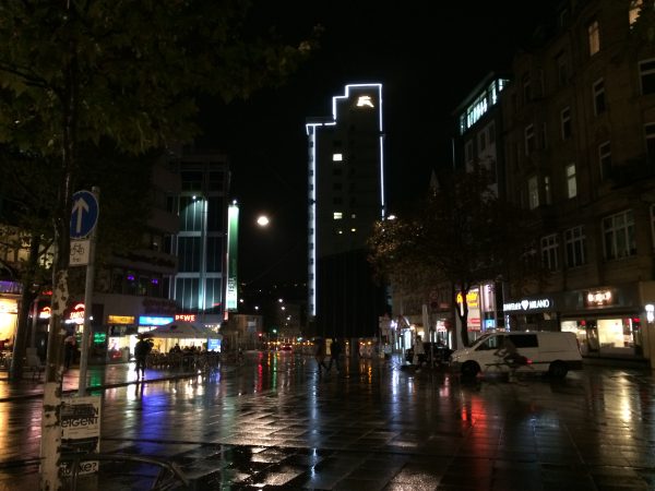 Architektur der Nacht: Stuttgart Tagblattturm. Foto © Welz Oktober 2016