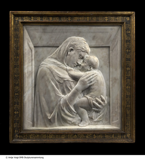 Donatello (Donato di Niccolò di Betto Bardi; Florence c. 1386–1466), Madonna und Kind, sog. Pazzi Madonna, c. 1420-1425, Marmor, 74.5 x 73 x 6.5 cm. Berlin,Skulpturensammlung und Museum für Byzantinische Kunst, Staatliche Museen zuBerlin, Bode-Museum. Foto © Antje Voigt. SMB- Skulpturensammlung Staatliche Museen zu Berlin-PreußischerKulturbesitz 