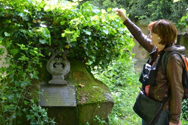 Am Grab von Wilhelm Hauff auf dem Hoppenlau-Friedhof in Stuttgart - Foto © Hbacher 