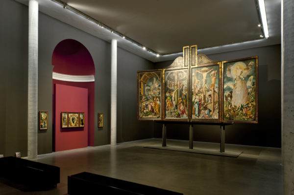 Ausstellungsraum Altdeutsche Malerei mit Werken von JergRatgeb und dem Meister von Meßkirch.© Staatsgalerie Stuttgart