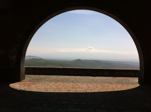 Charents Arch - Der Bogen von Charents mit Blick auf die Ararat-Ebene und den Ararat - Foto © Welz 4_2013
