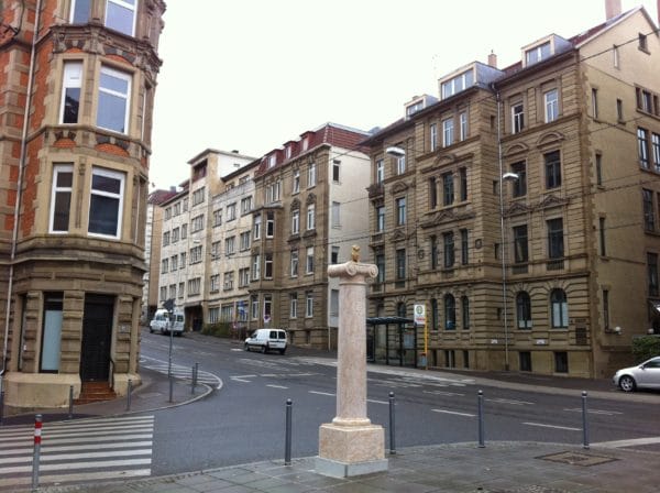 Stuttgart Dezember 2013: Überraschend taucht ein Mops auf der Loriot-Säule auf. Foto © Welz