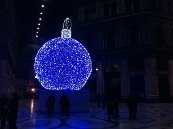 Weihnachtskugel in der Galleria Umberto I. Neapel - Foto © Welz