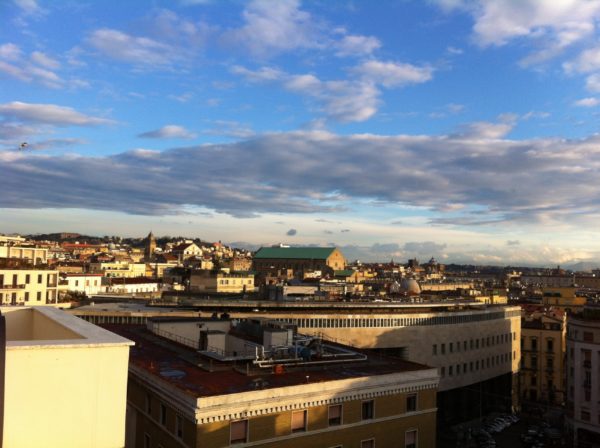 Blick von der Dachterrasse auf die Altstadt von Neapel. Dominierend das Dach des Kirchenschiffes von Santa Chiara. Foto © Welz
