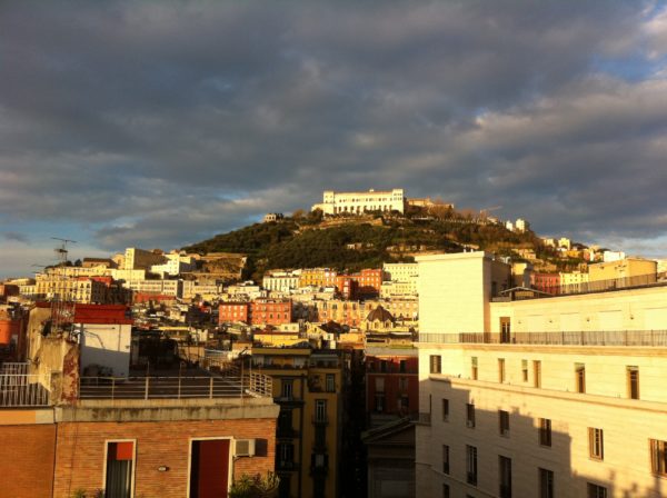 Die Certosa di San Martino und das daneben liegende Castel Sant'Elmo sind das weithin sichtbare Wahrzeichen der Stadt. Foto © Welz