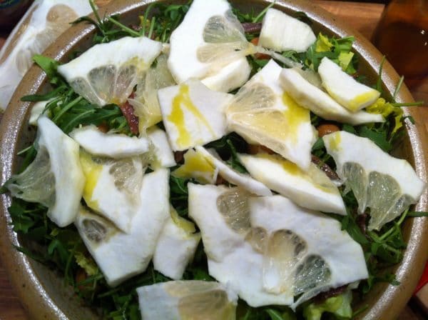 CEDRO-Salat mit Rucola, Oliven und Sardellen - lecker! Foto © Welz