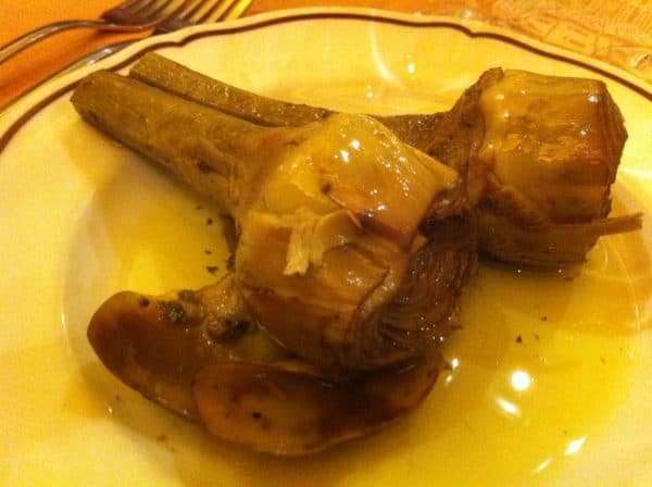 Köstliche Carciofi alla Romana serviert im Ristorante alla Rampa in Rom - Foto © Welz 