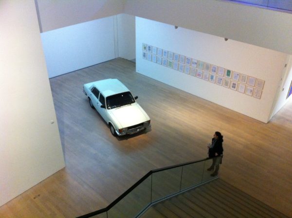 Die Künstlerin Anahita Razmi hat einen Paykan von Teheran nach Deutschland gefahren und das Paykanprojekt dokumentiert. Ausstellung im Kunstmuseum Januar bis März 2013. Foto © Welz