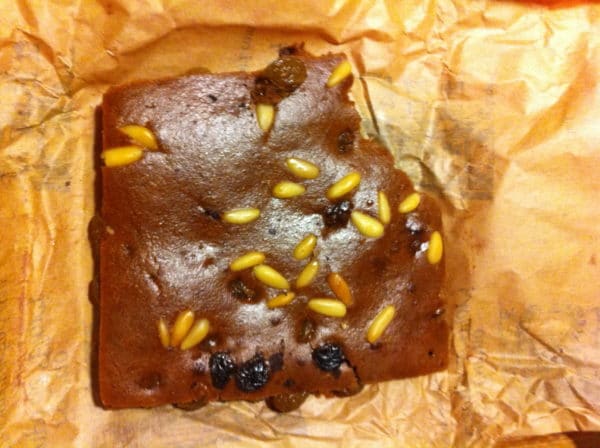 Köstlich! Castagnaccio - ein Kuchen aus Kastanienmehl mit Pinienkernen und Rosinen - Foto © Welz