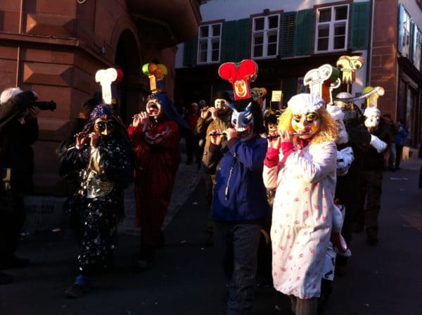 Unermüdlich sind die Pfeifer und Tambouren unterwegs beim Basler Morgestraich. Foto @ Welz 