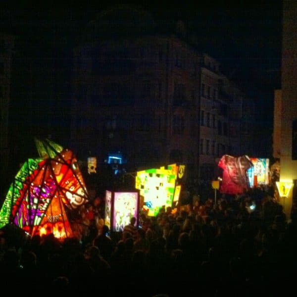 Über 200 Fasnachtssujets auf Laternen leuchten im Dunkeln ... Foto © Welz