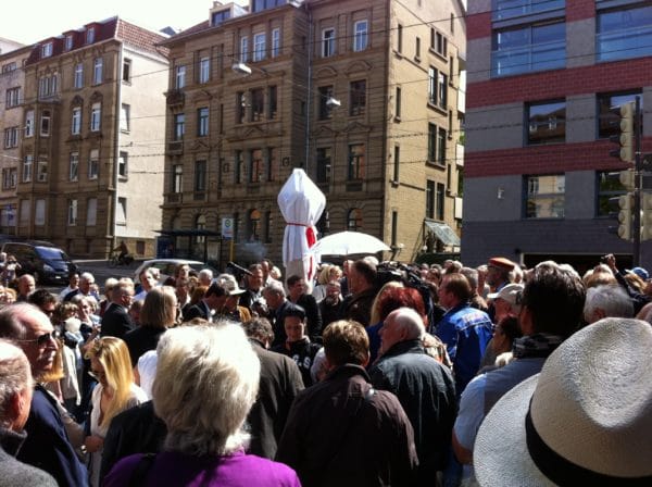 Warten auf die MOPS-Enthüllung am Eugensplatz in Stuttgart. 06.05.2014 Foto © Welz
