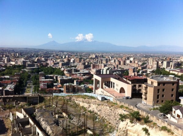 Blick auf Yerevan und den Berg Ararat von der Aussichtsplattform oberhalb der Kaskade. Der Neubau rechts ist das Maison Charles Aznavour. Foto © Welz 