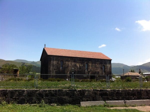 Die Khasacher Basilika in Aparan wurde am Ende des 4. Jahrhunderts gebaut - Foto © Welz