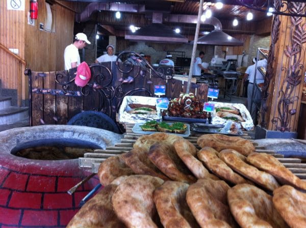 Die Großbäckerei in Aparan mit dem traditionellen Tonofen - Foto © Welz