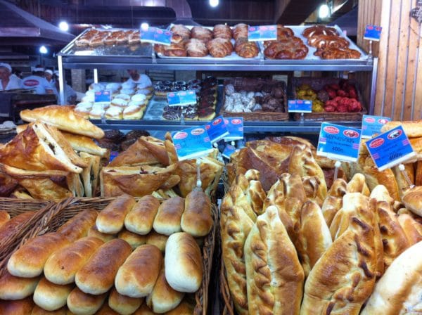 Frisch gebacken! Gebäck in der Großbäckerei in Aparan - Foto © Welz 