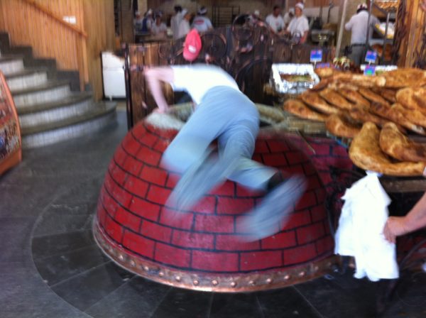 Im Minutentakt stürzt sich der Bäcker ... Foto © Welz