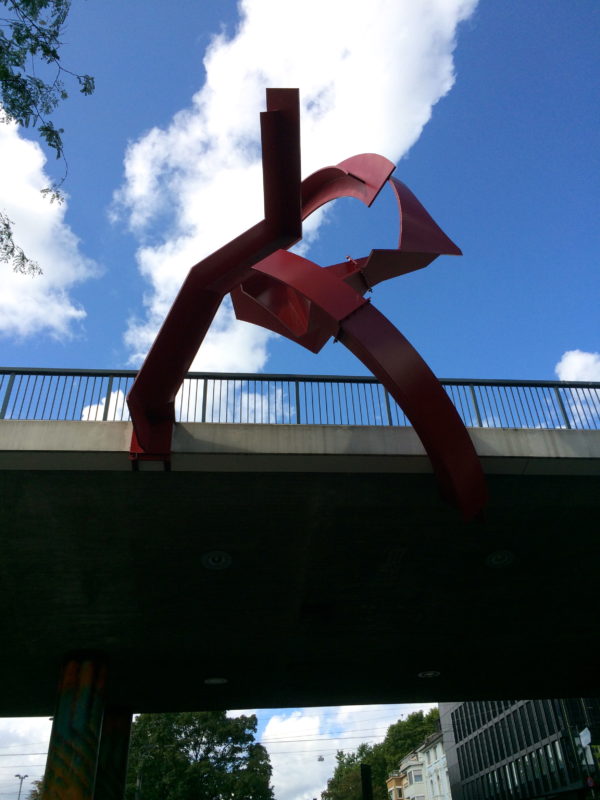 Dreiteilige Eisenplastik von Paul Suter, 1974, Ohne Titel, hängt am Viadukt an der Heuwaage. Foto © Welz