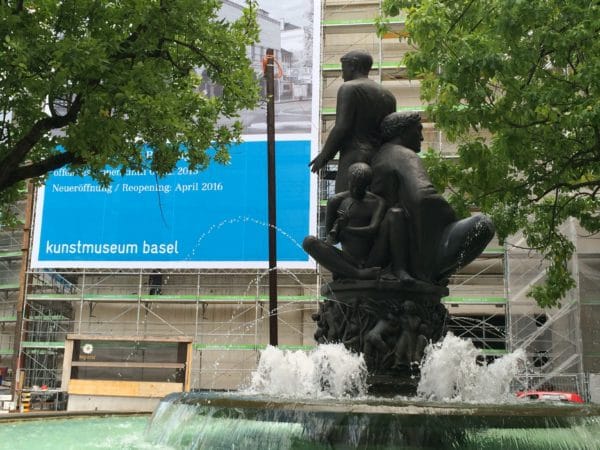 Brunnen "Die Lebensalter" von Alexander Zschokke vor dem Kunstmuseum Basel mit Blick auf die Baustelle Erweiterungsbau an der Dufourstraße - Foto © Welz 
