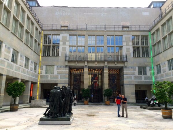 Die Bürger von Calais von Auguste Rodin und Neonröhren von Dan Flavin im Innenhof Kunstmuseum Basel - Foto © Welz