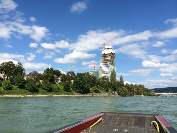 Blick von der Rheinfähre auf den Roche-Tower. Geplante Fertigstellung 2015. Mit 41 Etagen und 178 m Höhe wird der Roche-Tower das höchste Hochhaus der Schweiz sein. Foto © Welz
