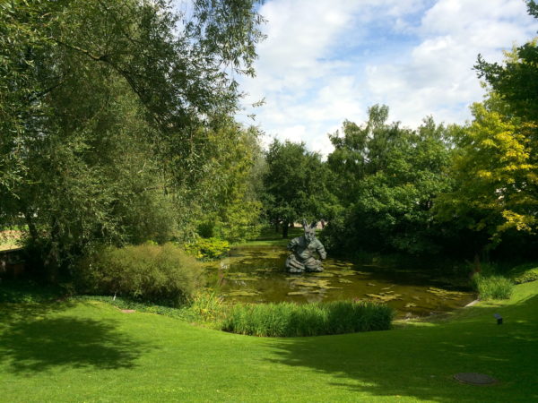 Der Hase von Thomas Schütte, 2013 im Gartenteich der Fondation Beyeler. Foto © Welz 