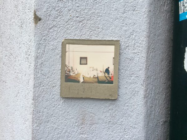 An einer großen Kreuzung eine kleine Fotokachel: Harry Gelb 527 - Foto © Welz 
