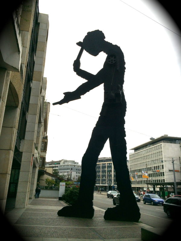 Der 44' Hammering Man von Jonathan Borofsky, 1989 am Aeschenplatz ist nicht zu übersehen. Drei bis vier Hammerschläge pro Minute! Foto © Welz