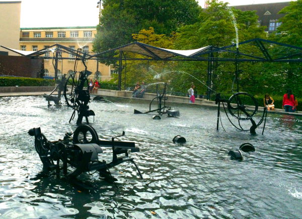 Eine Hommage an die Basler Fasnacht, der Fasnachts-Brunnen von Jean Tinguely, 1977. Die Brunnenfiguren wurden aus Teilen des abgerissenen alten Theaters gebaut. Foto © Welz