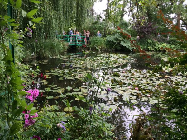 Der berühmte Seerosenteich mit der Brücke im Garten von Claude Monet in Giverny. Foto © Welz