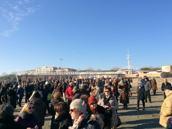 Am Neujahrstag trifft man sich auf dem Lido von Venedig. Foto © Welz 