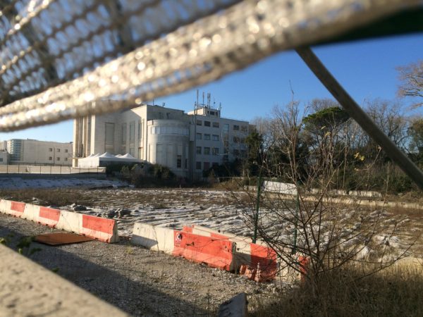 Neben dem Casino klafft ein großes Loch ... Foto © Welz 