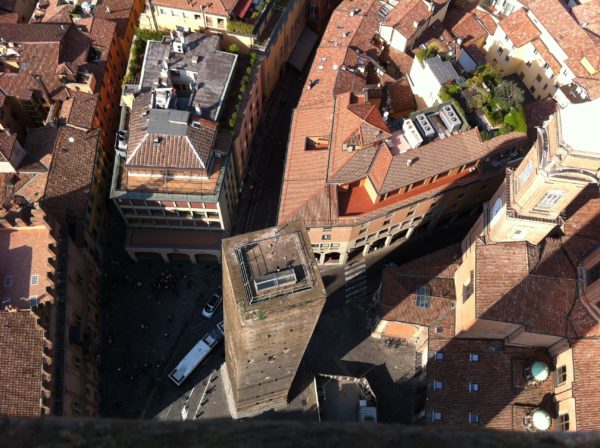 Zwei Türme sind das Wahrzeichen der Stadt Bologna. Blick vom Garisenda-Turm auf den Asinelli-Turm. Foto ©&nbsp;Welz 