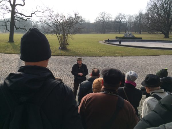 Treffpunkt zur Führung mit Hermann Gökeler am Schloss Rosenstein - Foto © Welz 
