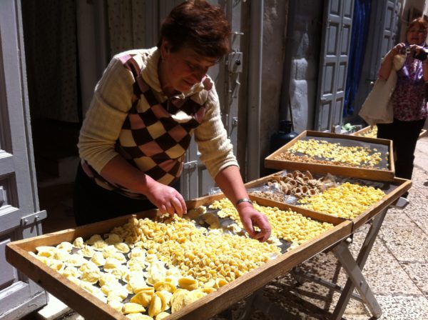 In der Altstadt von Bari kann man frische, hausgemachte Orecchiette "Öhrchennudeln" kaufen ... Foto © Welz