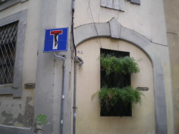 In der Via dei Palchetti in Florenz hab ich das erste Verkehrszeichen CHRISTUS von Cletabraham entdeckt. Foto © Welz 