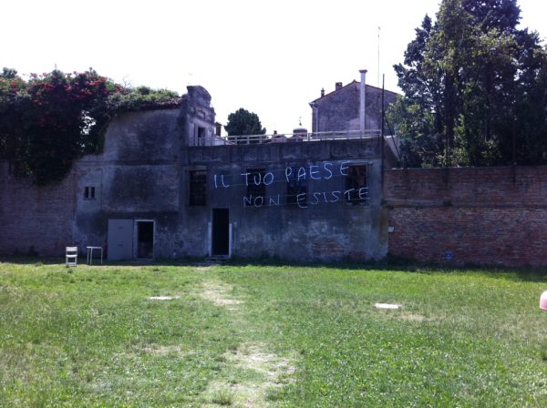 Venedig: Im Garten vom Palazzo Zenobio: Libia Castro & Ólafur Ólafsson, Il tuo paese non esiste, 2011 Foto ©&nbsp;Welz
