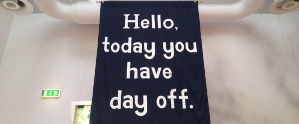 Freiberuflich im Museum? Hello, today you have day off (2013) Banner von Jeremy Deller gesehen bei der Biennale Venezia 2015 - Foto © Welz
