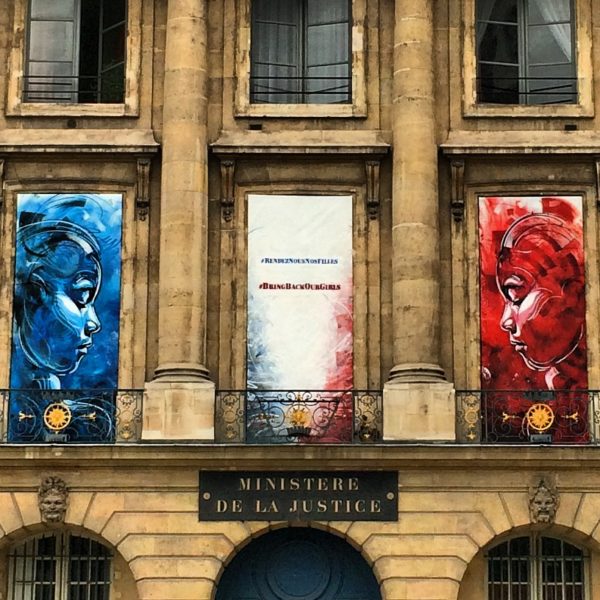 Banner #bringbackourgirls #rendeznousnosfilles von C215 an der Fassade des Justizministeriums in Paris. Foto © Welz 