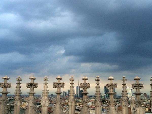 Mailänder Dom: Blick über die Dächer von Mailand - Foto © Welz
