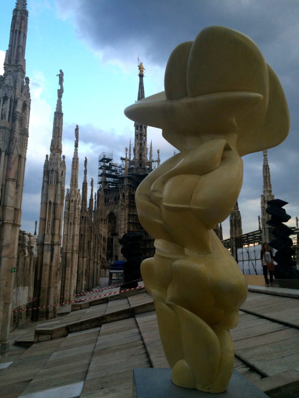 Tony Craggs Skulptur und die Madonnina auf dem Dach des Mailänder Doms. Foto © Welz