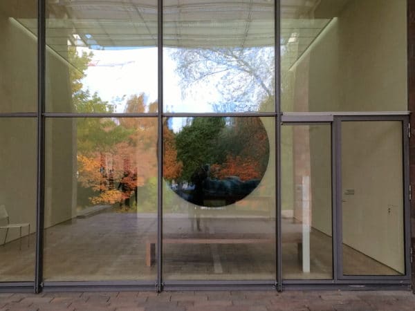 Durch das Fenster gesehen: Black Sun von Damian Hirst - Fondation Beyeler - Foto © Welz 
