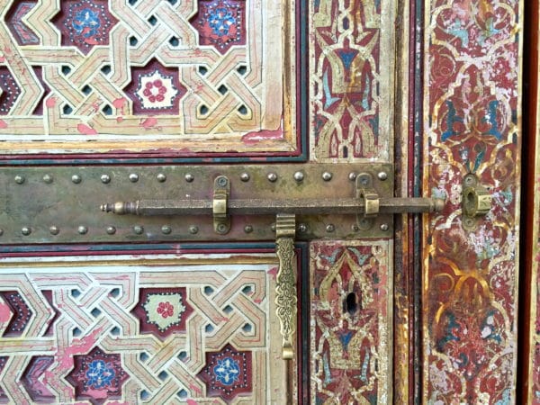 Für Touristen ist das Mausoleum Ali Cherif nicht zugänglich. Er wird als Begründer der Alouiten-Dynastie verehrt. Detail der Tür. Foto © Welz 
