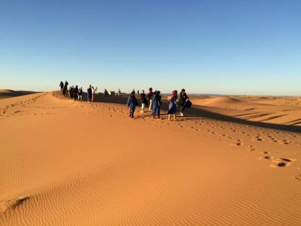 Erg Chebbi: Spaziergang durch die Dünenlandschaft. Foto © Welz
