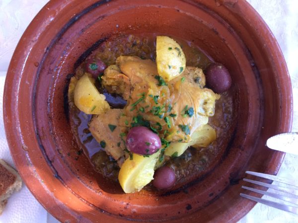 Mein Favorit: Tajine au Poulet mit Oliven und Salzzitronen. Foto © Welz