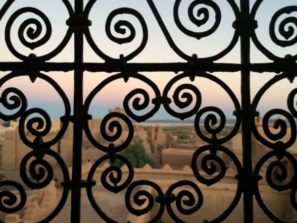 Blick durch das Fenster der Kasbah Taourirt in Ouarzazate. Foto © Welz