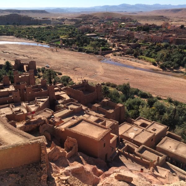 Ait-Benhaddou: Blick vom Wachturm über den Ksar und das Mellah-Flüsschen bis zu den Bergen. Foto © Welz