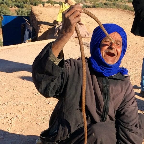 Ein Schlangenbeschwörer bei Ait-Benhaddou. Foto © Welz